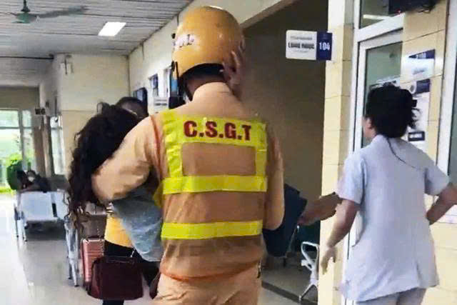 Cảnh sát giao thông Hà Nội mở đường đưa nữ giáo viên sốc phản vệ lên cơn co giật đi cấp cứu