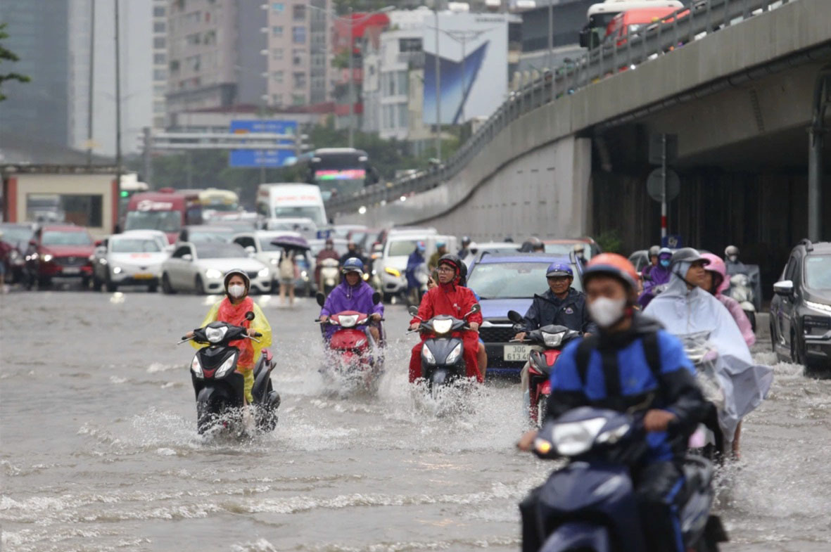Không cấm đường tuyến Phạm Văn Đồng - Bến xe Mỹ Đình do mưa bão
