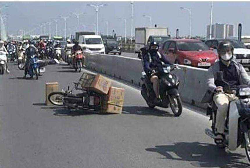 Thông tin "shipper gây tai nạn trên cầu Vĩnh Tuy rồi nhảy xuống sông Hồng tự tử" là sai sự thật
