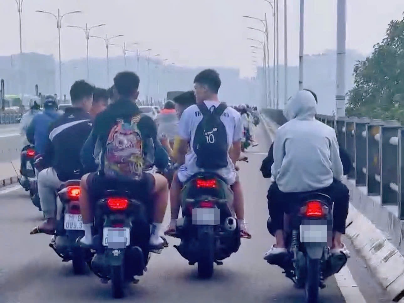 Xử lý nhóm thanh niên điều khiển xe máy “đầu trần”, dàn hàng ngang trên cầu Vĩnh Tuy