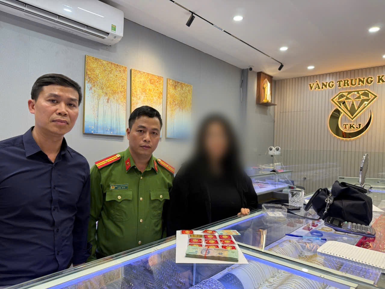 Nữ sinh phá két sắt, mang vàng của bố mẹ đi bán vì “sập bẫy” Công an “rởm”