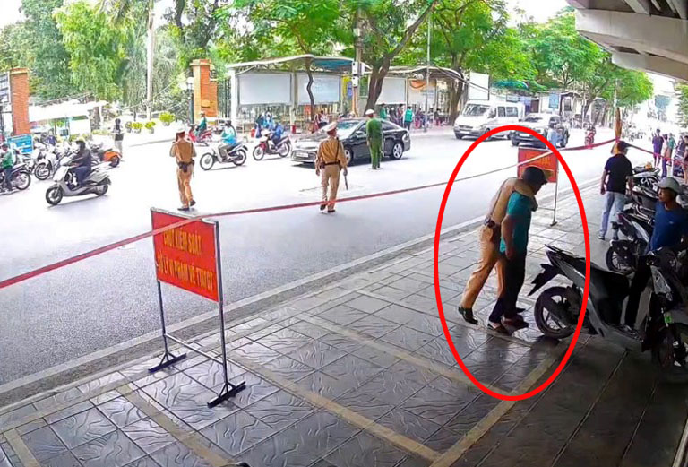 Đối tượng đi mua ma túy "đụng" tổ Cảnh sát giao thông