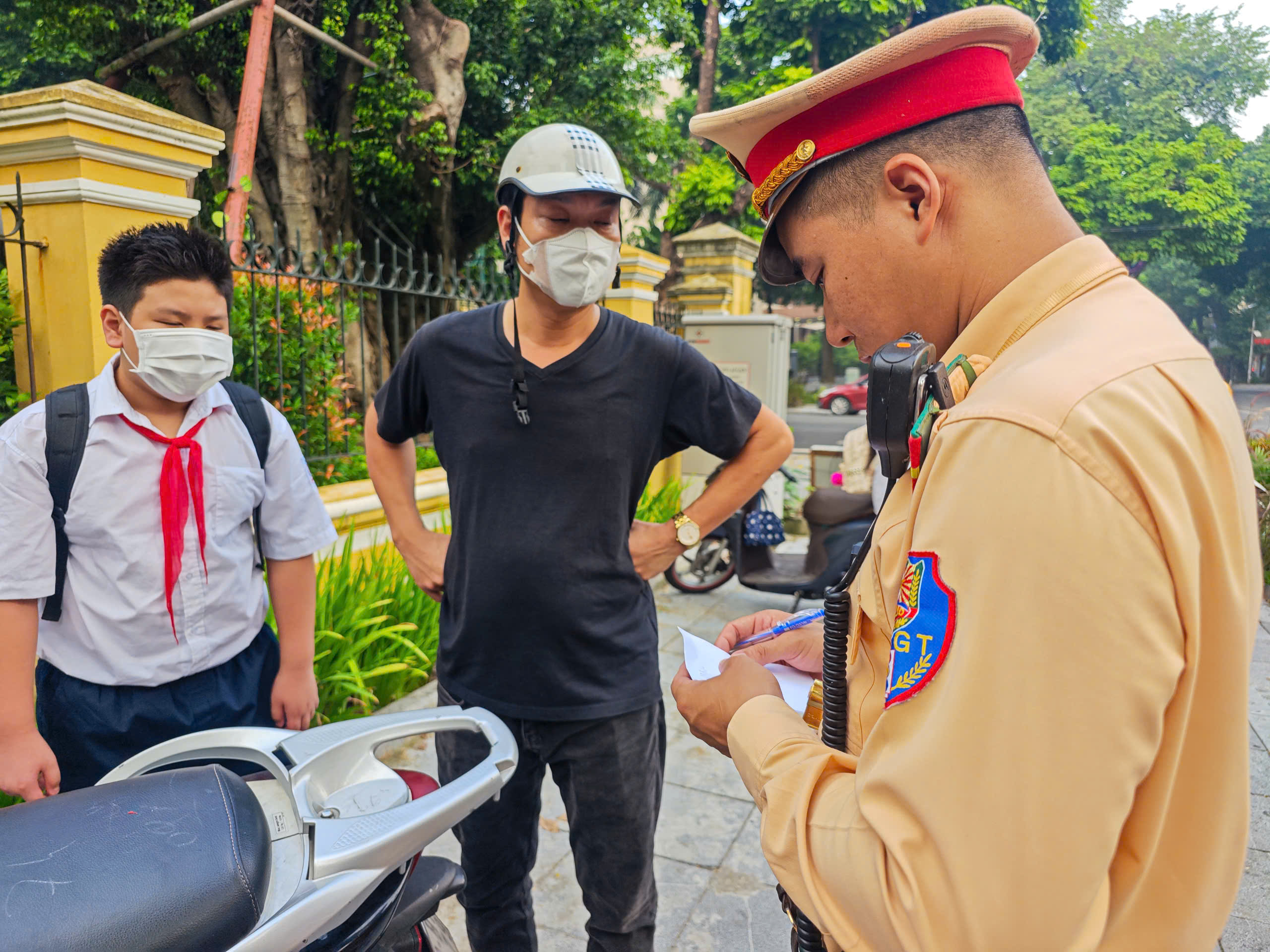 Kiểm tra đột xuất giờ cao điểm, gần 200 học sinh và phụ huynh bị xử phạt vi phạm giao thông