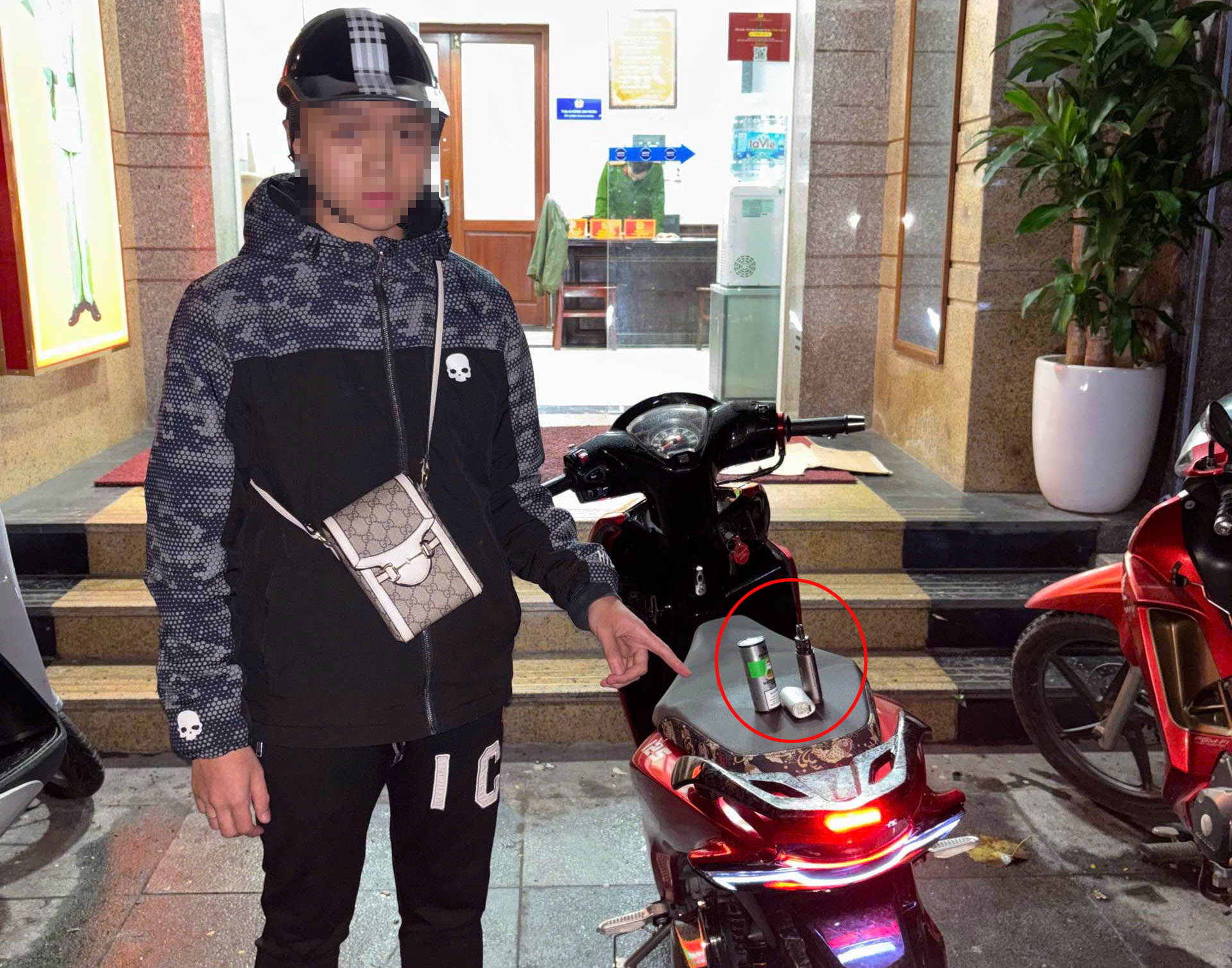 Lao xe máy "thông chốt" 141, thiếu niên 17 tuổi lộ chất cấm