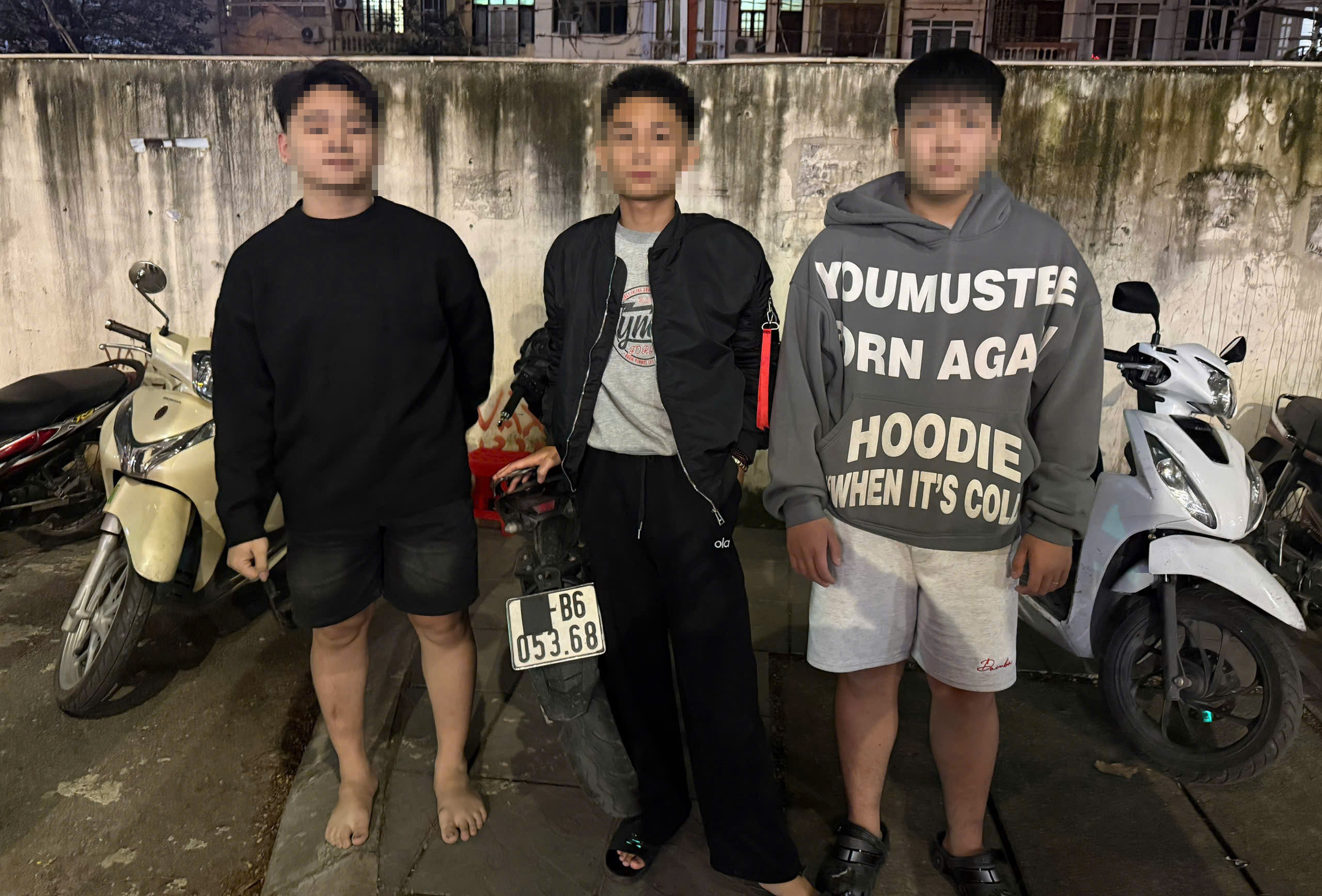 Mua xe không rõ nguồn gốc, ba thanh niên "bỏ của chạy lấy người" khi bị Tổ 141 kiểm tra