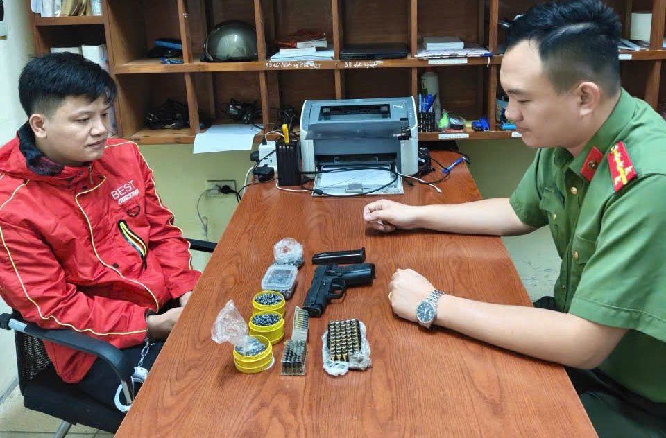 Quản lý công ty chuyển phát nhanh tàng trữ "hàng nóng" rao bán trên mạng xã hội