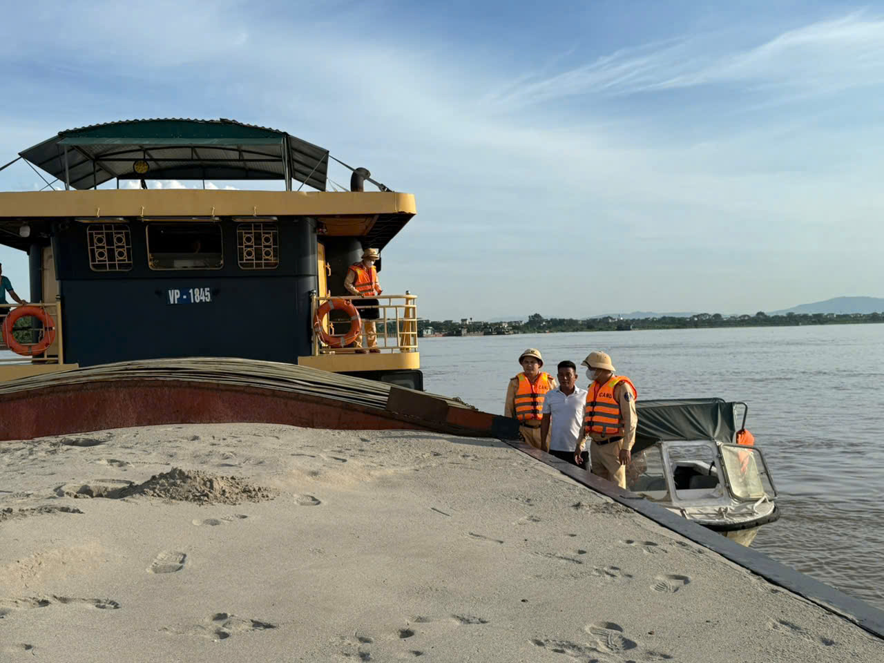 Xử lý bến bãi hoạt động không phép, phạt hơn 140 triệu đồng