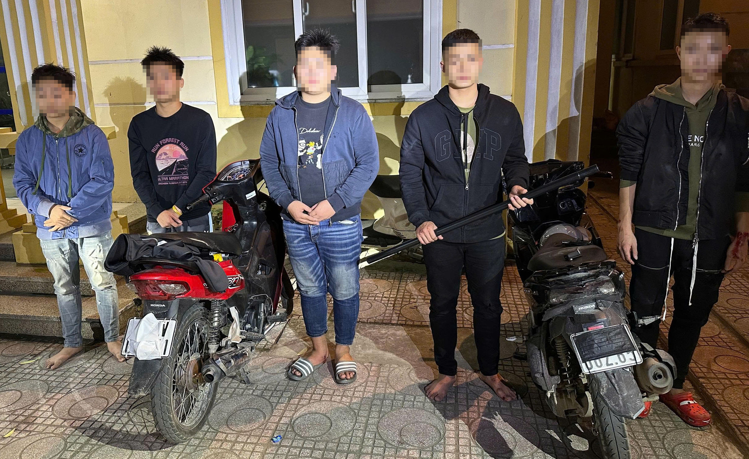 Vây bắt nhóm "quái xế" mang hung khí đánh nhau lúc rạng sáng