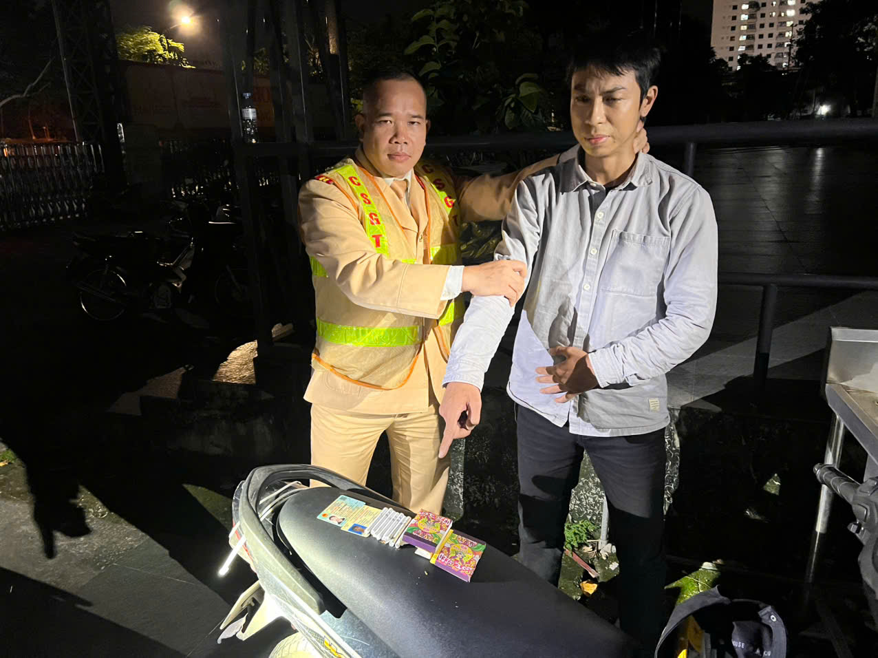 Nam thanh niên "phê" ma túy, giấu 9 điếu cần sa trong túi xách