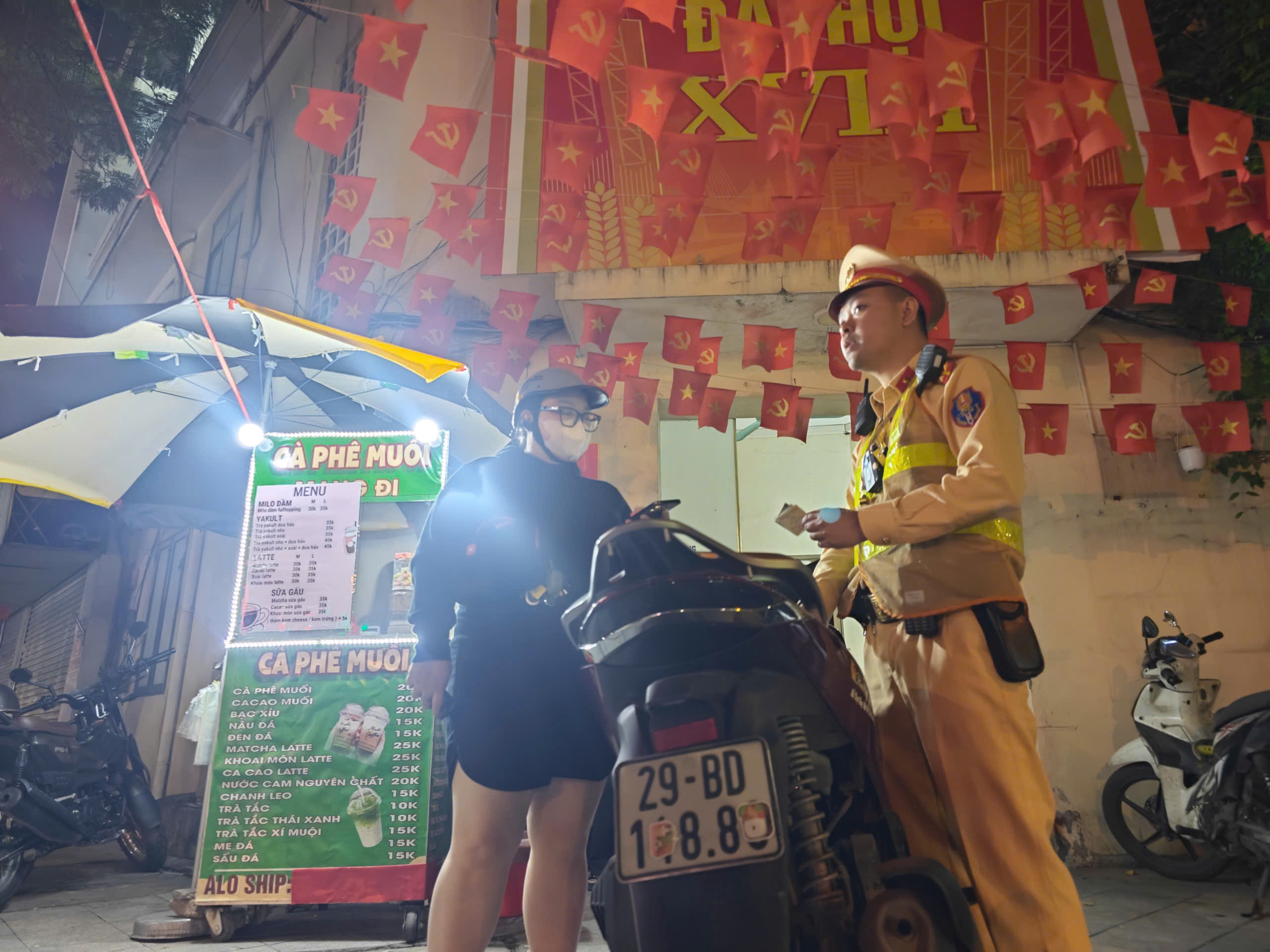 Hàng trăm lái xe che biển số "né" camera AI và sử dụng điện thoại bị xử lý trong đêm