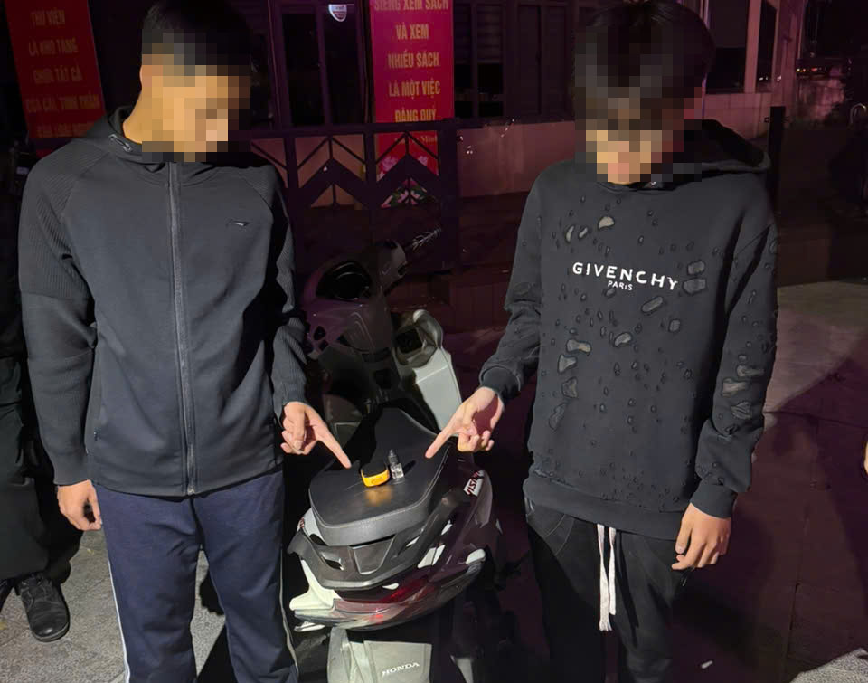 Hai thiếu niên tàng trữ "hàng cấm" bị tổ công tác 141 phát hiện lúc nửa đêm