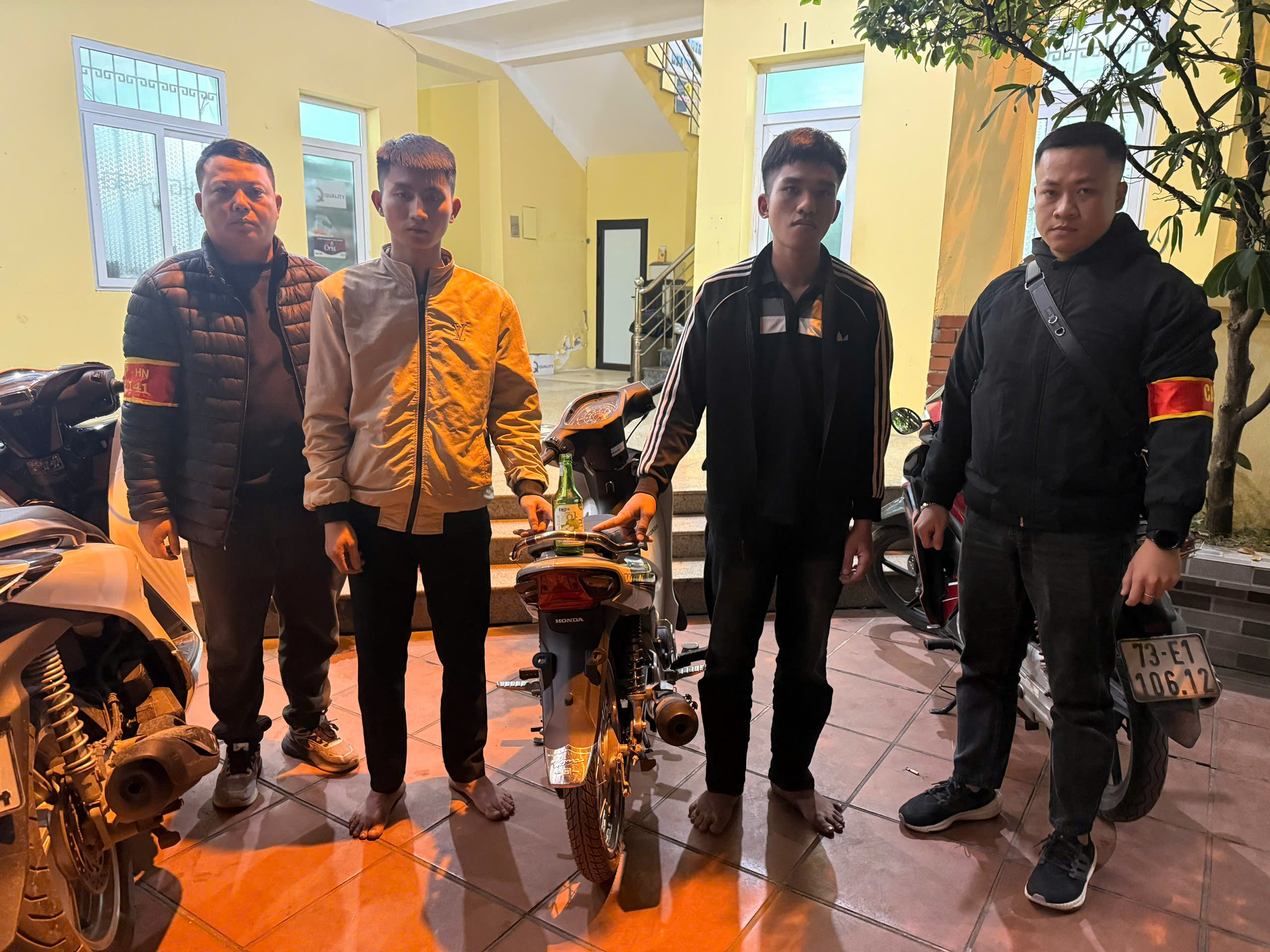 Bị lực lượng 141 truy đuổi, thanh niên dùng vỏ chai thủy tinh chống trả