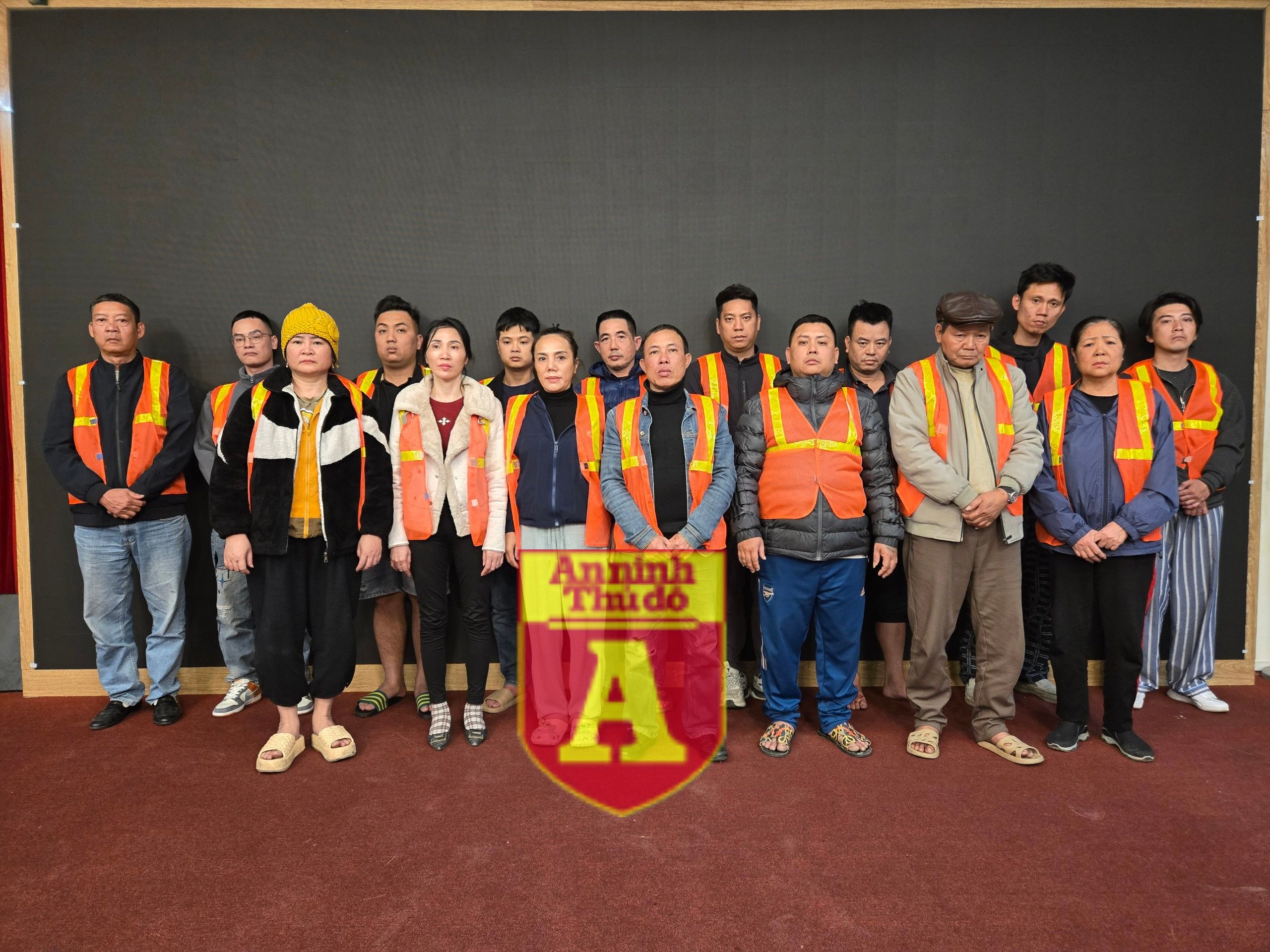 Cảnh sát hình sự Hà Nội "đánh úp", bắt 20 đối tượng đánh bạc trên sông lúc rạng sáng