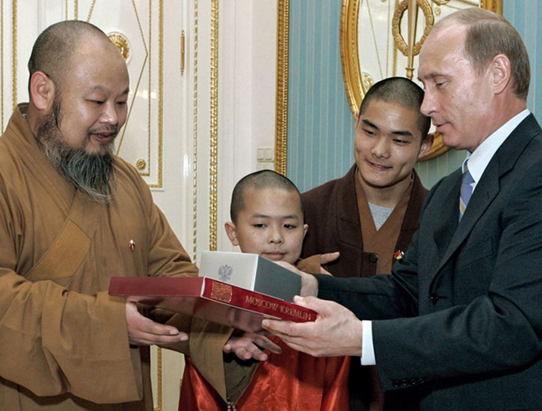 Tổng thống Putin thường tặng quà cho ai?