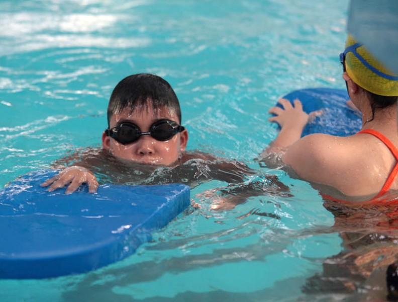 Giúp trẻ có những kỹ năng đảm bảo an toàn dưới nước