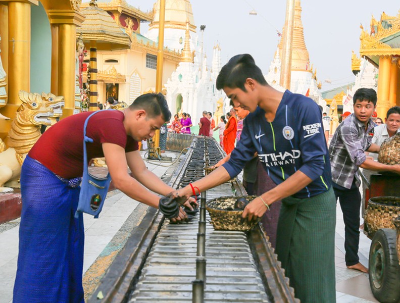 Khám phá ngôi chùa được làm từ 70 tấn vàng linh thiêng nhất Myanmar