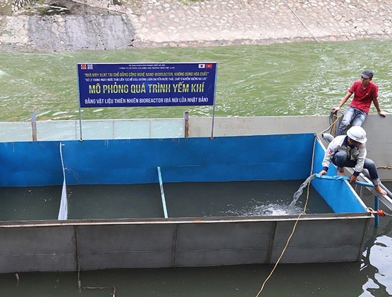 Trình diễn xử lý nước sông Tô Lịch bằng công nghệ Nano - Bioreactor