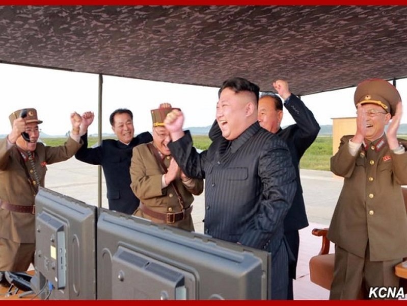 Triều Tiên công bố ảnh phóng tên lửa qua không phận Nhật Bản