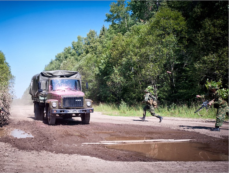 Tận mắt xem cuộc tập trận du kích của lính đặc nhiệm Spetsnaz Nga (2)