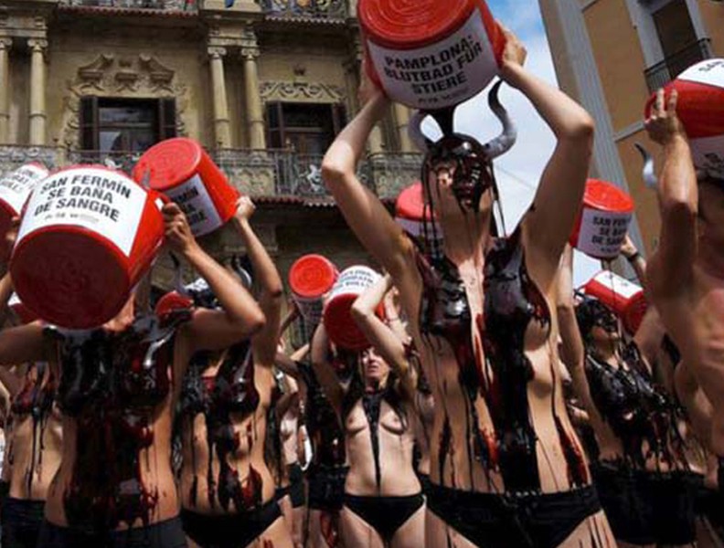 Hàng trăm phụ nữ khỏa thân để phản đối lễ hội đua bò tót ở Tây Ban Nha