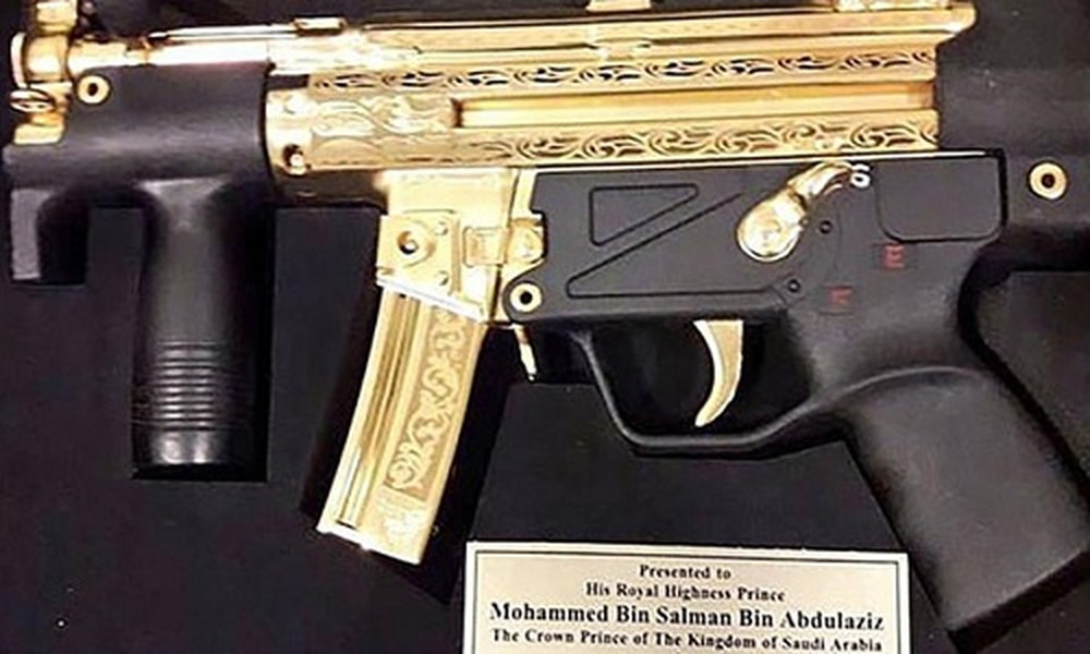 [ẢNH] Thái tử Arab Saudi được tặng súng tiểu liên mạ vàng