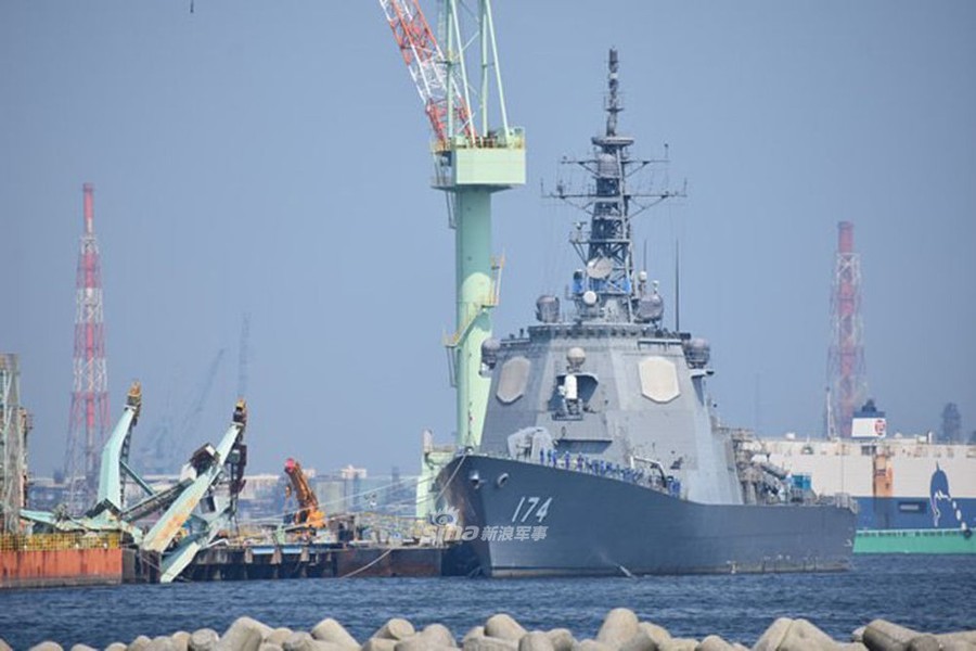 [ẢNH] Khu trục hạm tỷ đô của Nhật suýt nữa bị bão nhấn chìm xuống biển