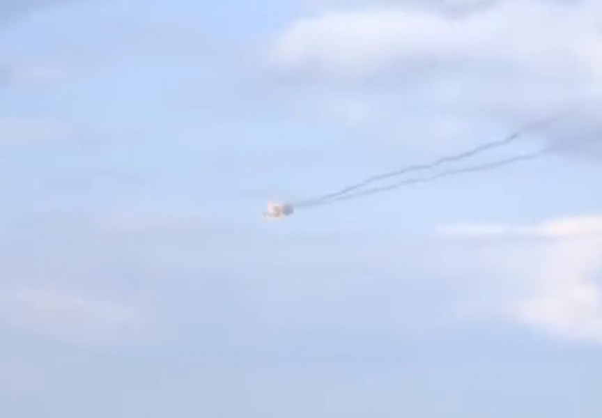[ẢNH] Xe Nga vừa đi vừa phóng tên lửa, xé nát máy bay không người lái