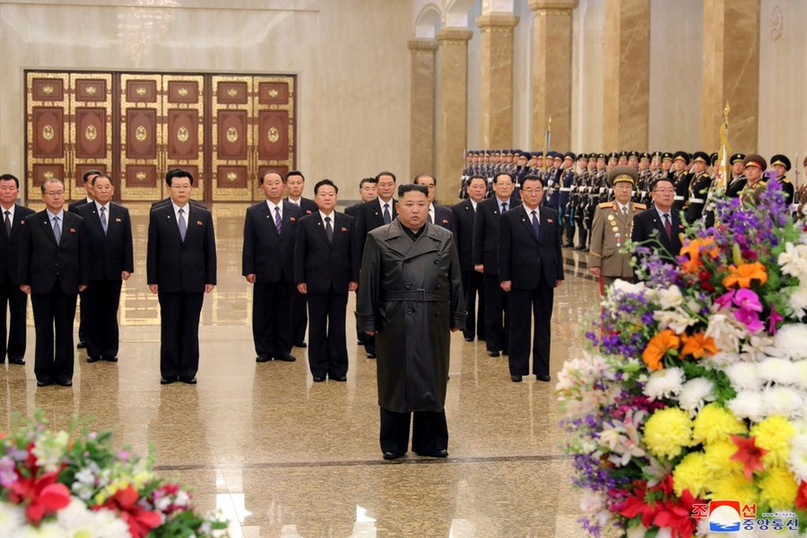 [ẢNH] Chủ tịch Triều Tiên Kim Jong-un bất ngờ dự khánh thành 1 nhà máy sản xuất phân bón