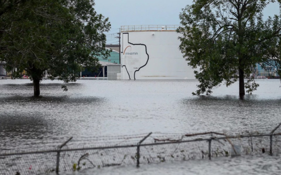 Nhà máy hóa chất tại Houston bị bão Harvey nhấn chìm bất ngờ phát nổ