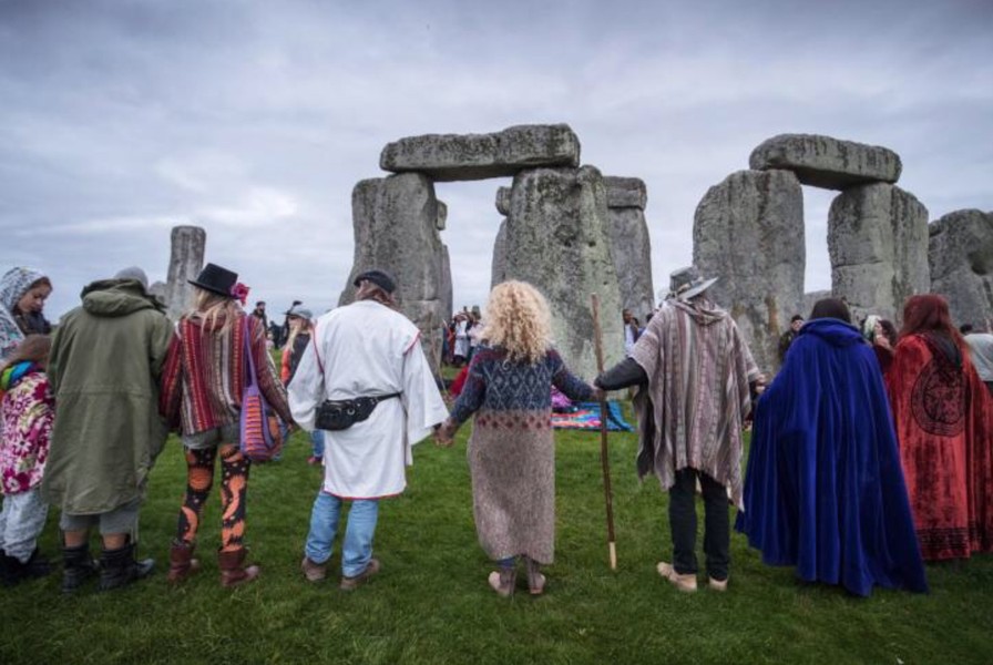 Hàng trăm người tập trung tại bãi đá cổ Stonehenge để đón tiết Thu phân