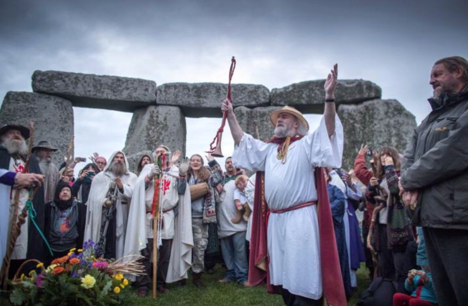 Hàng trăm người tập trung tại bãi đá cổ Stonehenge để đón tiết Thu phân