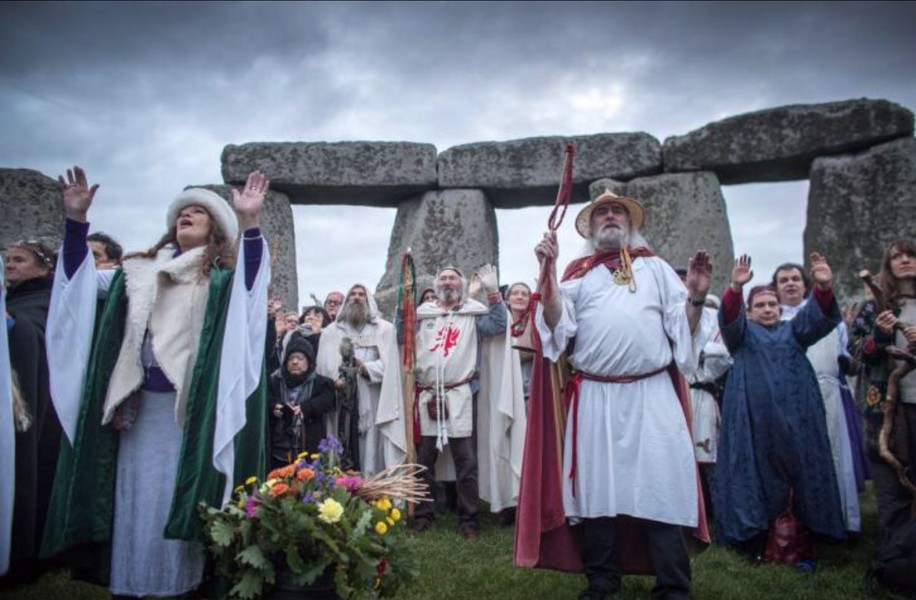 Hàng trăm người tập trung tại bãi đá cổ Stonehenge để đón tiết Thu phân