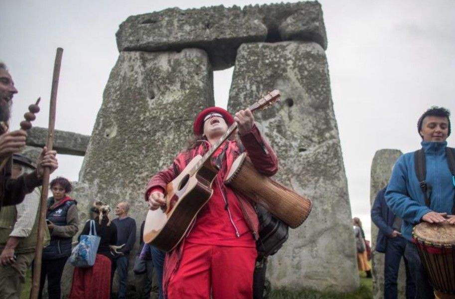 Hàng trăm người tập trung tại bãi đá cổ Stonehenge để đón tiết Thu phân