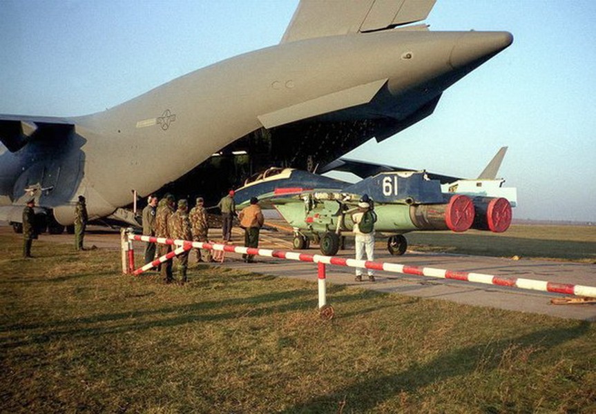 [ẢNH] Mỹ làm cách nào để có được cả phi đội Su-27, MiG-29 hiện đại của Liên Xô?