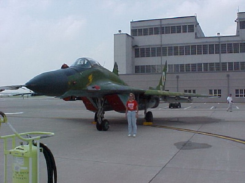 [ẢNH] Mỹ làm cách nào để có được cả phi đội Su-27, MiG-29 hiện đại của Liên Xô?