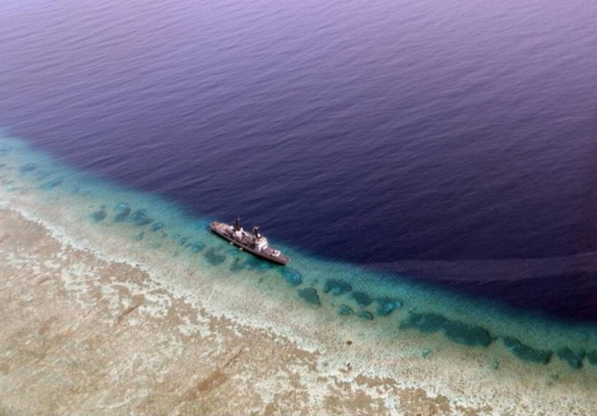 [ẢNH] Philippines cố tình cho tàu mắc cạn tại bãi Trăng Khuyết hay chỉ là sự 