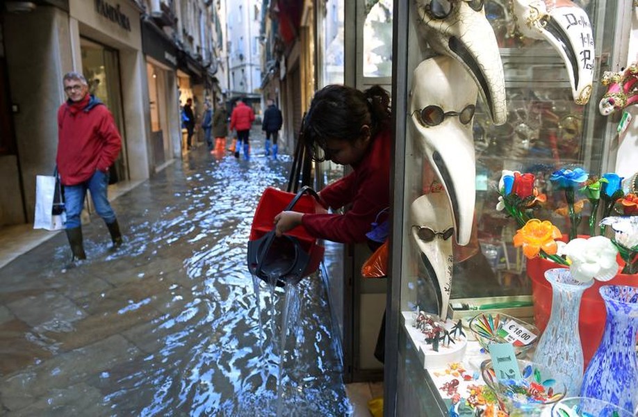 [ẢNH] Ngập lụt kỷ lục, người dân thành phố Venice vẫn vui vẻ chụp ảnh