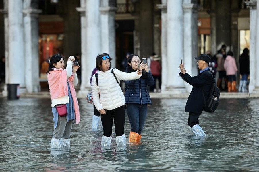 [ẢNH] Ngập lụt kỷ lục, người dân thành phố Venice vẫn vui vẻ chụp ảnh