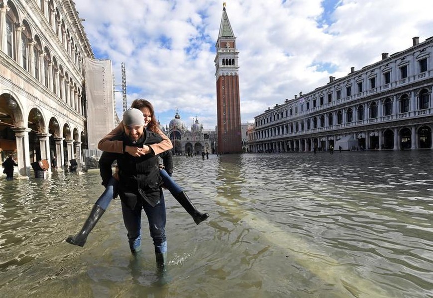 [ẢNH] Ngập lụt kỷ lục, người dân thành phố Venice vẫn vui vẻ chụp ảnh