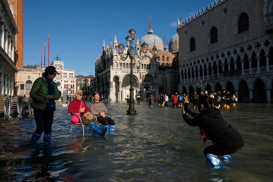 [ẢNH] Ngập lụt kỷ lục, người dân thành phố Venice vẫn vui vẻ chụp ảnh