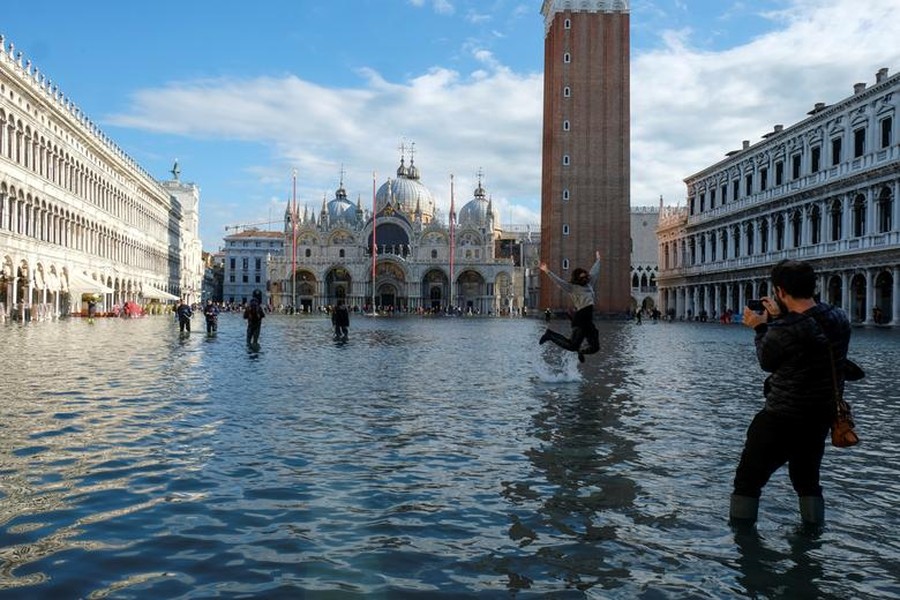 [ẢNH] Ngập lụt kỷ lục, người dân thành phố Venice vẫn vui vẻ chụp ảnh