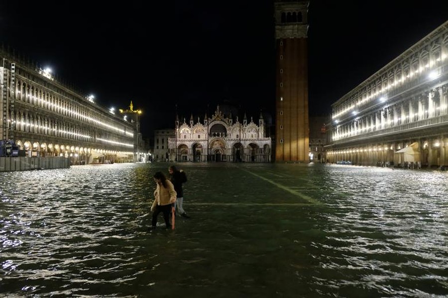 [ẢNH] Ngập lụt kỷ lục, người dân thành phố Venice vẫn vui vẻ chụp ảnh