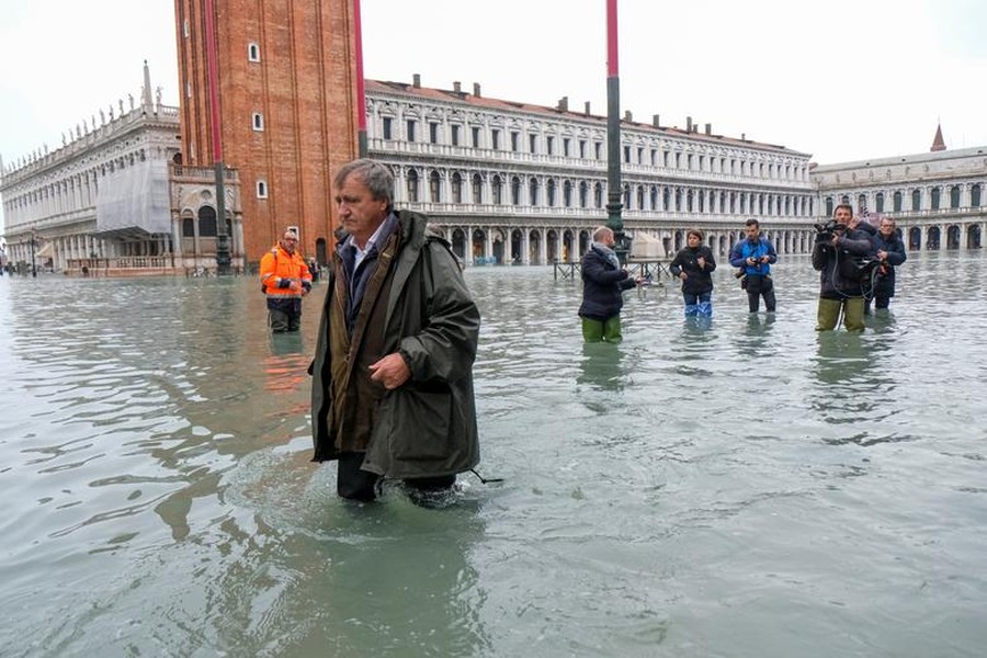 [ẢNH] Ngập lụt kỷ lục, người dân thành phố Venice vẫn vui vẻ chụp ảnh