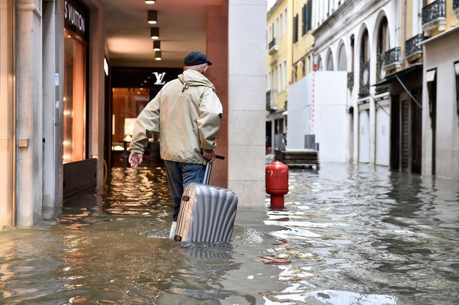 [ẢNH] Ngập lụt kỷ lục, người dân thành phố Venice vẫn vui vẻ chụp ảnh