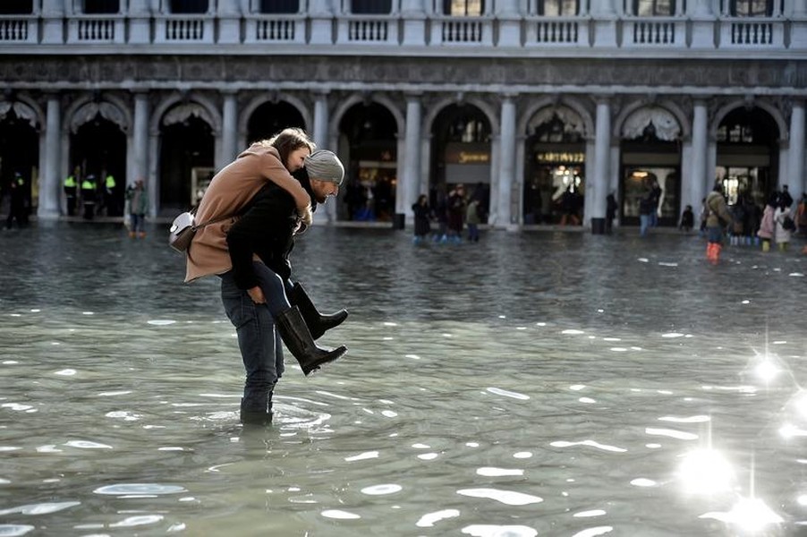 [ẢNH] Ngập lụt kỷ lục, người dân thành phố Venice vẫn vui vẻ chụp ảnh