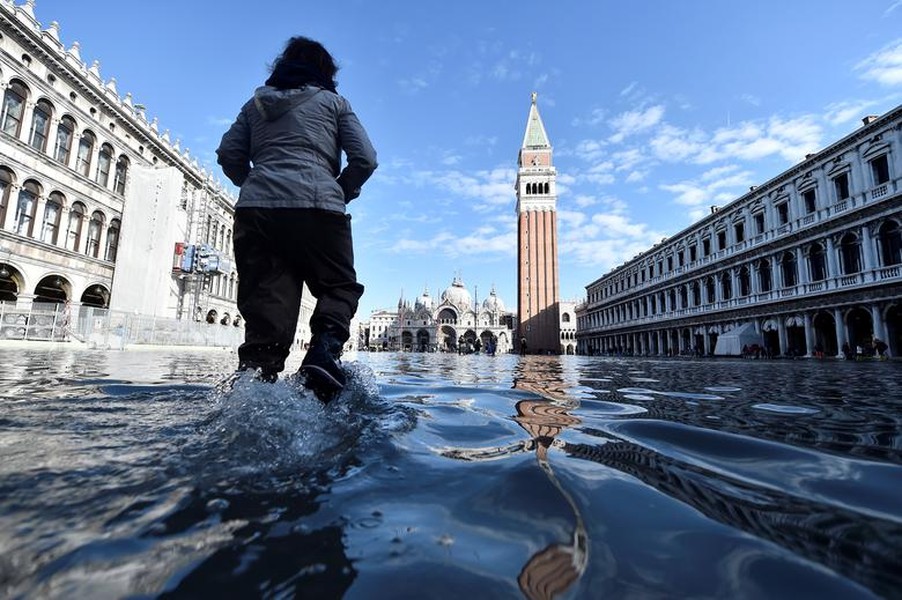 [ẢNH] Ngập lụt kỷ lục, người dân thành phố Venice vẫn vui vẻ chụp ảnh