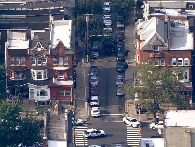 8 tiếng cố thủ, nghi phạm đấu súng với cảnh sát Philadelphia đã ra hàng
