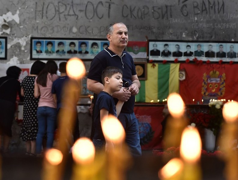 [Ảnh] Beslan tưởng nhớ 334 nạn nhân vụ thảm sát vào ngày khai giảng cách đây 15 năm