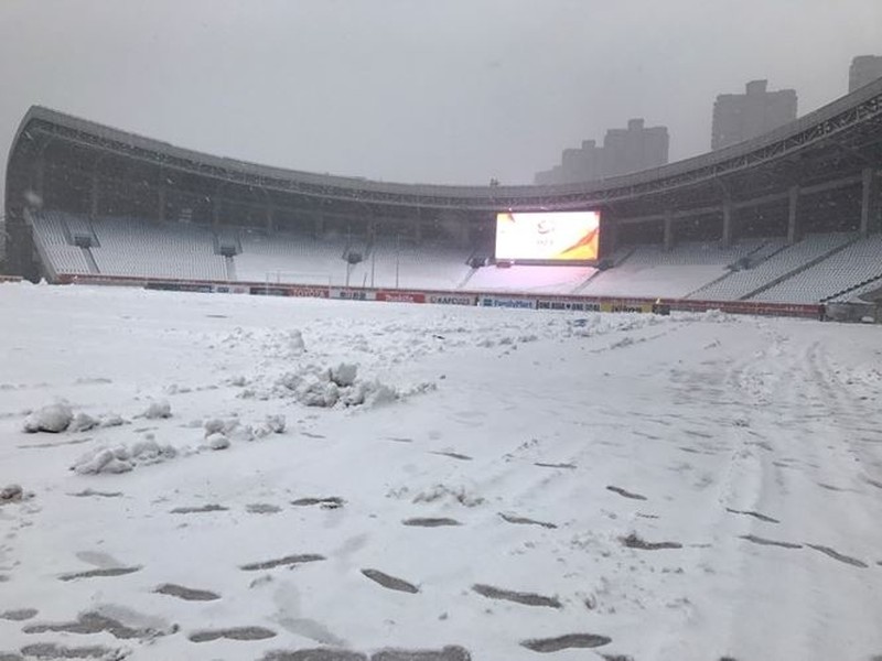 Tuyết phủ kín đặc sân Thường Châu, khả năng sẽ hoãn trận chung kết U23 châu Á 2018