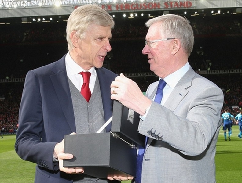 [ẢNH] Có gì bên trong hộp quà Sir Alex Ferguson tặng HLV Wenger?